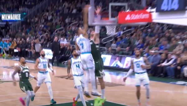 Gražiausias NBA nakties epizodas - efektingas B. McGowenso dėjimas (VIDEO)